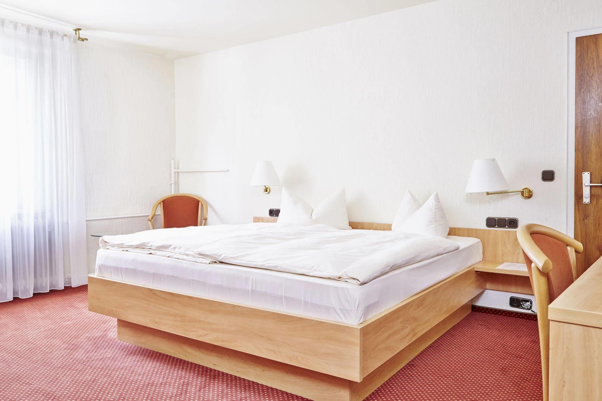 אוברקירש Ringhotel Garni Pflug מראה חיצוני תמונה